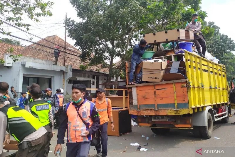Sejumlah petugas mengangkut barang warga saat penertiban aset PT KAI di Jalan Laswi, Kota Bandung, Jawa Barat, Rabu (20/7/2022). (ANTARA/Bagus Ahmad Rizaldi)