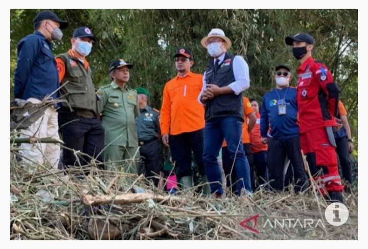 Gubernur Jawa Barat Ridwan Kamil (kedua kanan) meninjau daerah yang terdampak banjir di Desa Sukasenang, Kecamatan Banyuresmi, Kabupaten Garut, Jawa Barat, Kamis (21/7/2022). (ANTARA/Feri Purnama)