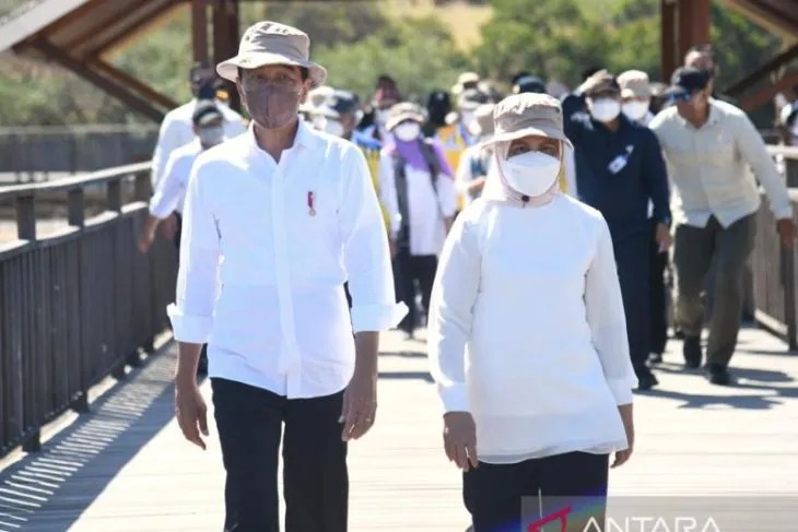 Presiden Joko Widodo dan Ibu Iriana selepas meresmikan penataan kawasan Pulau Rinca, Taman Nasional Komodo, Kabupaten Manggarai Barat, NTT, Kamis (22/7/2022) (ANTARA/HO-Biro Pers Sekretariat Presiden)