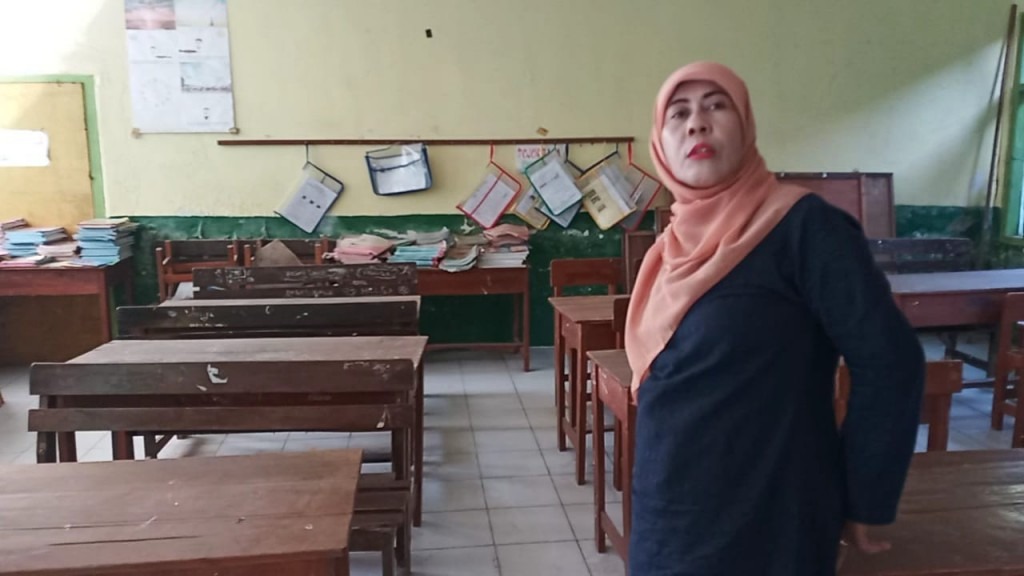 Seorang guru SDN 2 Trusmi Wetan menunjukkan ruang kelas 1 yang kosong, karena siswa barunya memilih pindah.