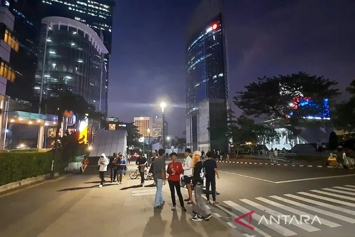 Sekelompok remaja asal Citayam dengan gaya berbusana yang nyentrik berkumpul di kawasan Sudirman Jakarta, Rabu (6/7/2022). ANTARA/Chairul Rohman/aa.