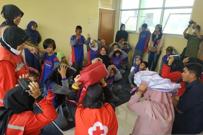 Relawan PMI Kota Sukabumi saat memberikan edukasi dan simulasi siaga bencana kepada anak berkebutuhan khusus SLBN 1 Kota Sukabumi. Antara/Aditya Rohman