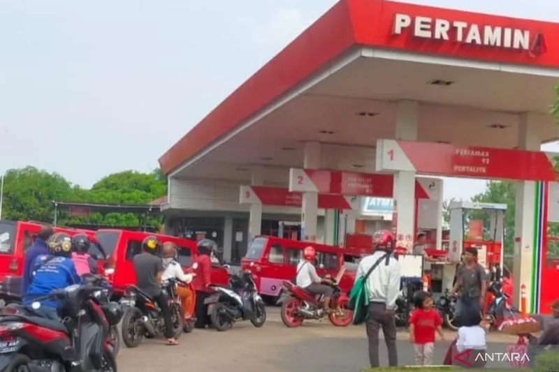 Pemilik kendaraan di Cianjur, Jawa Barat, mengantre untuk mendapatkan BBM jenis pertalite di salah satu SPBU di Jalan Perintis Kemerdekaan, Cianjur. (ANTARA/Ahmad Fikri). (Ahmad Fikri)