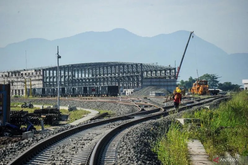 Pekerja berjalan ditengah rel pada proyek pembangunan Stasiun Kereta Cepat Jakarta Bandung di Tegalluar, Kabupaten Bandung, Jawa Barat, Senin (18/7/2022). Direktur Utama PT Kereta Cepat Indonesia China Dwiyana Slamet Riyadi mengatakan, hingga Juni 2022 pr