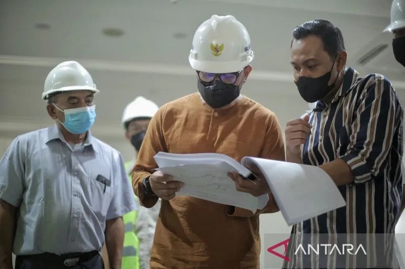 Wali Kota Bogor Bima Arya Sugiarto (tengah) saat meninjau pembangunan Gedung Perpustakaan kota di Jalan Kapten Muslihat, Selasa (26/7/2022). (ANTARA/Linna Susanti)