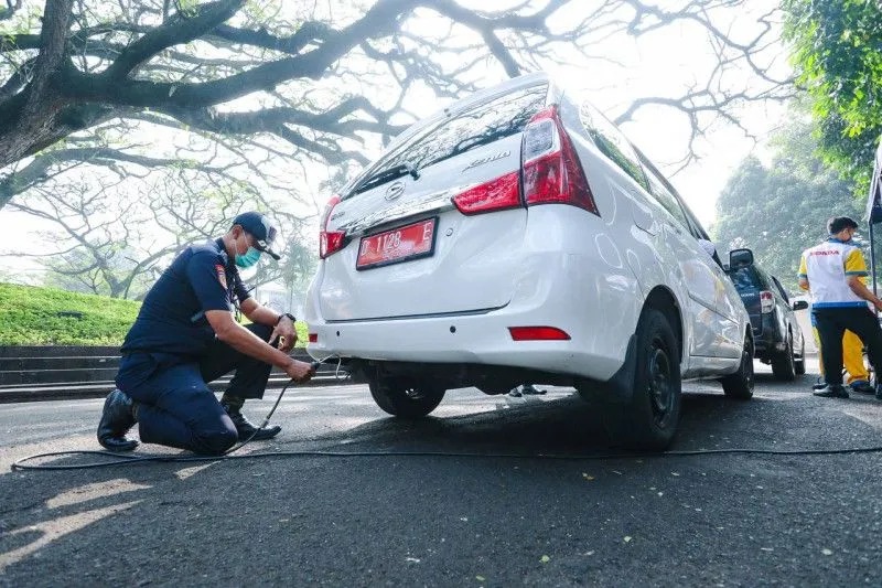 Petugas melakukan uji emisi kendaraan dinas di Balai Kota Bandung, Kota Bandung, Jawa Barat, Rabu (27/7/2022). (ANTARA/HO-Humas Pemkot Bandung)