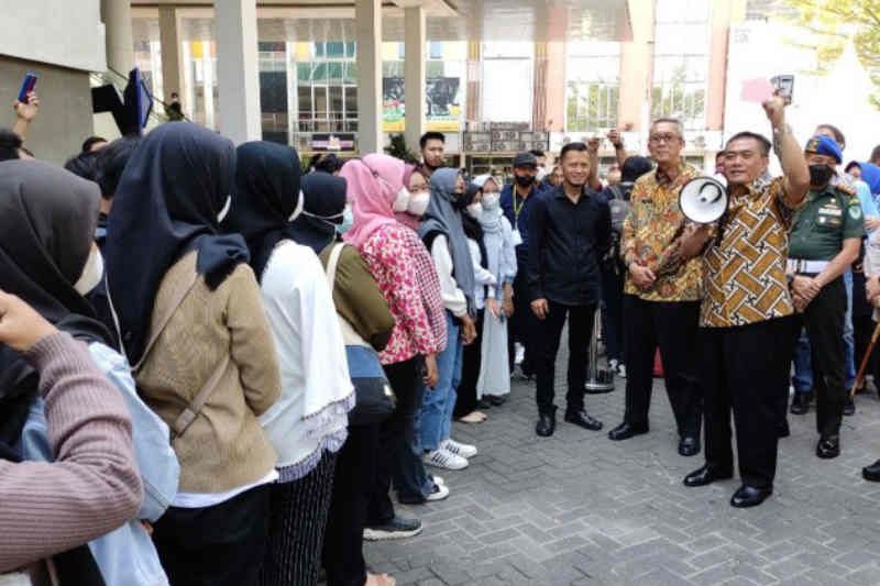 Wali Kota Cirebon Nashrudin Azis (kanan) memberi semangat kepada para pencari kerja di Cirebon, Jawa Barat, Rabu (27/7/2022). (ANTARA/HO-Humas)