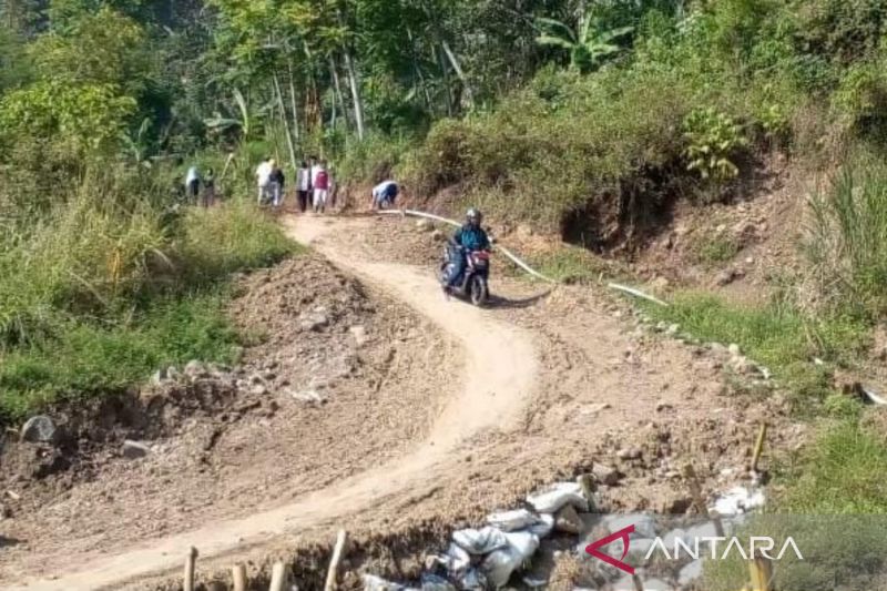 Jalan penghubung antar kecamatan di Desa Rawabelut, Kecamatan Sukaresmi, Cianjur, Jawa Barat, segera diperbaiki untuk memudahkan aktifitas terutama perekonomian warga.(ANTARA/Ahmad Fikri). (Ahmad Fikri)