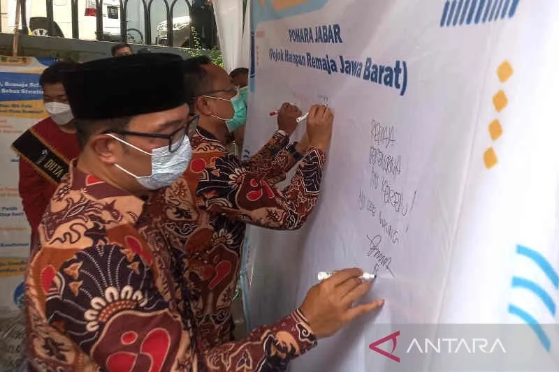 Gubernur Jawa Barat Ridwan Kamil menandatangani spanduk Pojok Harapan Remaja Jabar di Kuningan, Jawa Barat, Kamis (28/7/2022). ANTARA/Khaerul Izan.