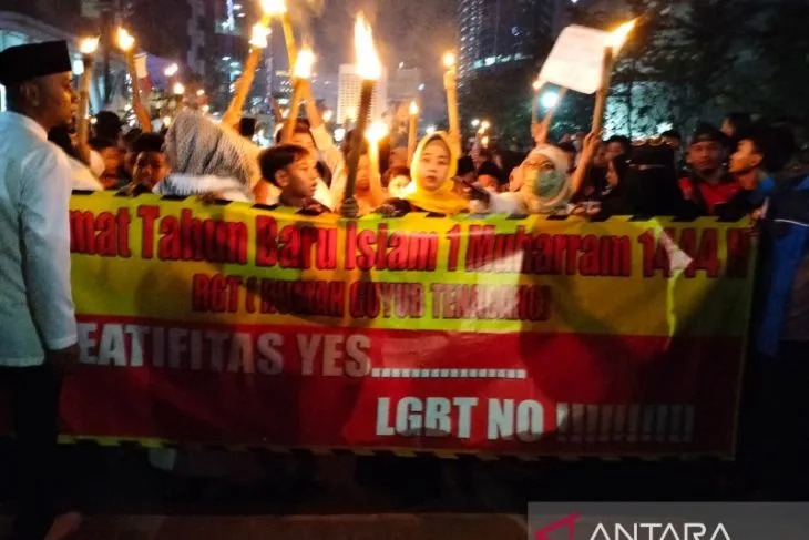 Ratusan warga Tanah Abang menyerukan penolakan kegiatan LGBT saat pawai obor menyambut Tahun Baru Islam di di kawasan Stasiun MRT Dukuh Atas, Jakarta Pusat, Jumat (29/7) malam. (ANTARA/Dokumentasi Pribadi)