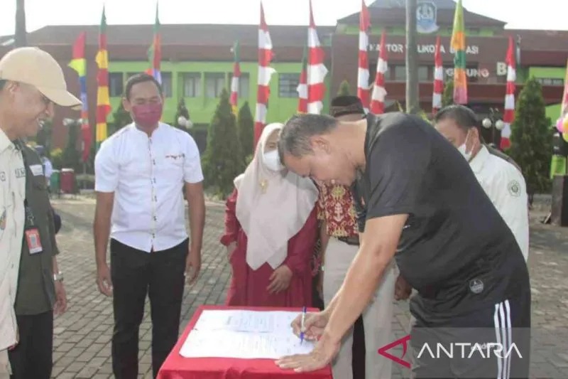 Penandatanganan peresmian program kegiatan pesantren lansia di Kota Bekasi oleh Pelaksana tugas Wali Kota Bekasi Tri Adhianto. ANTARA/Pradita Kurniawan Syah