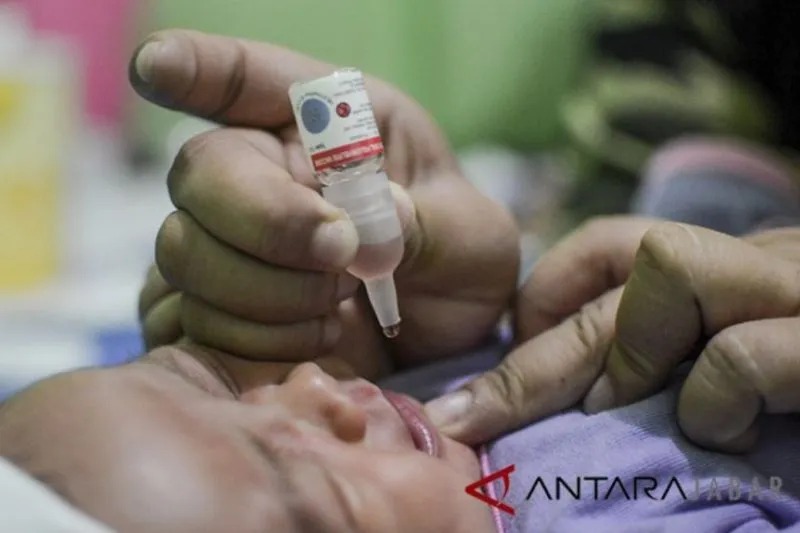 Ilustrasi. Seorang Bidan memberikan vaksin polio kepada balita saat imunisasi di Rancamaya, Bogor Selatan, Jawa Barat, Kamis (23/8). Kementerian Kesehatan menargetkan cakupan imunisasi dasar lengkap pada 2018 sebesar 92,5 persen dan imunisasi DPT-HB-Hib B