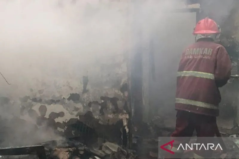 Petugas pemadam kebakaran Cianjur, Jawa Barat, berusaha memadamkan api yang sempat membakar ruangan penyimpanan obat atau ruang farmasi Puskesmas Cikalongkulon.(ANTARA/Ahmad Fikri).