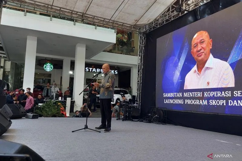 Menteri Koperasi dan UKM Teten Masduki saat memberikan sambutan pada acara Peringatan Hari Nasional UMMM Tahun 2022 di Kota Bandung, Jumat (12/8/2022). (ANTARA/Ajat Sudrajat)