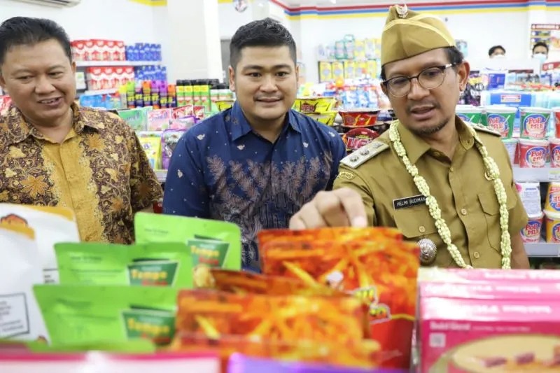 Wakil Bupati Garut Helmi Budiman (kanan) meninjau produk industri kecil menengah (IKM) yang dipasarkan di minimarket Kabupaten Garut, Jawa Barat, Senin (15/8/2022). (ANTARA/HO-Diskominfo Garut)