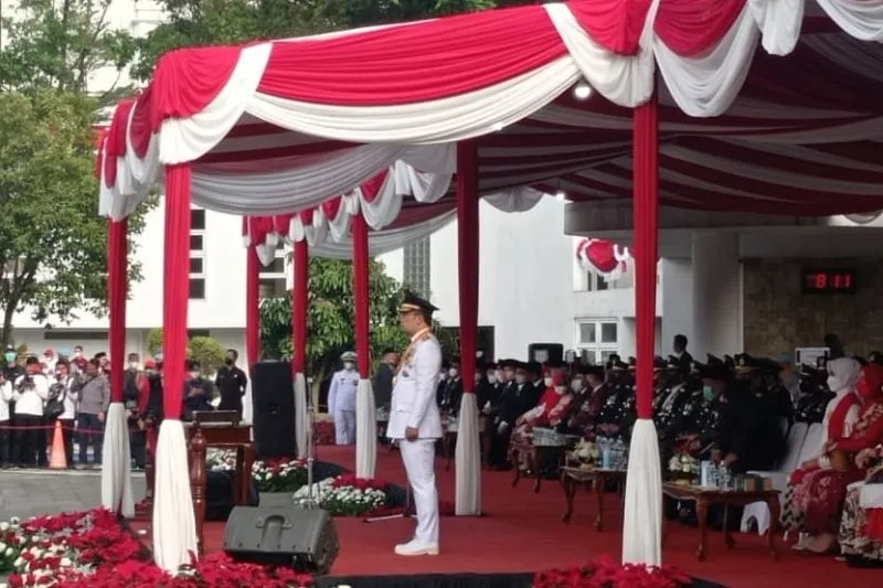 Gubernur Jawa Barat saat menjadi Inspektur Upacara Pengibaran Bendera Sang Merah Putih dalam rangka Peringatan HUT ke-77 Kemerdekaan RI Tingkat Provinsi Jawa Barat, di Lapangan Gasibu Kota Bandung, Rabu (17/8/2022). (ANTARA/Ajat Sudrajat)