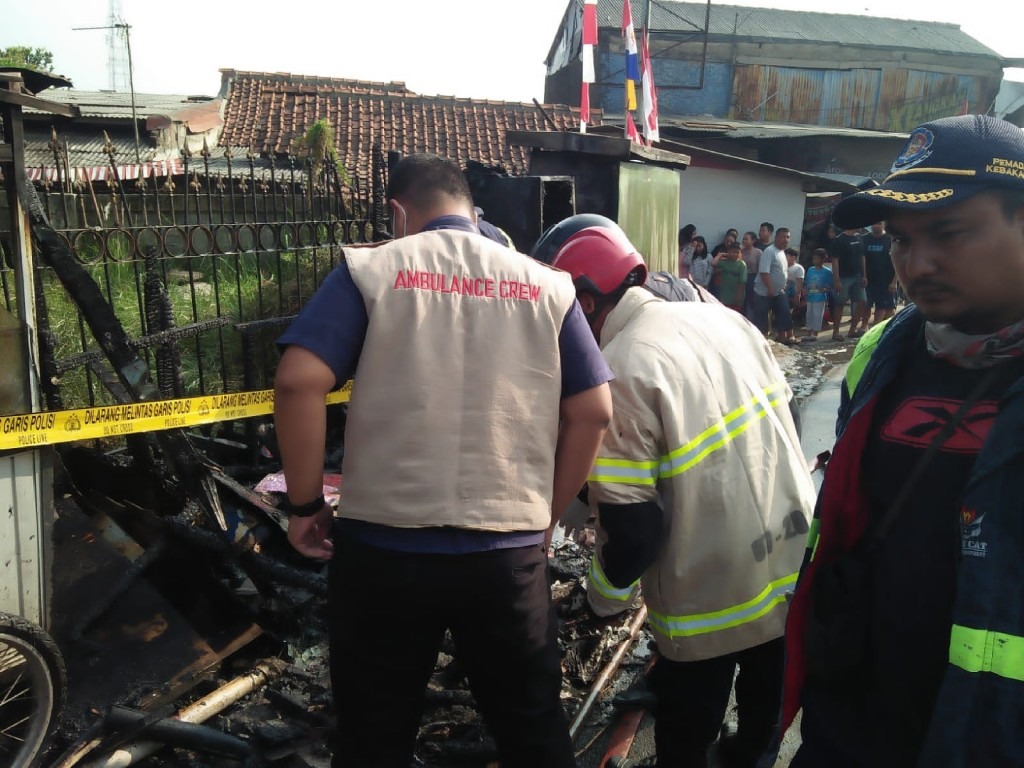 Petugas berada di lokasi kebakaran maut yang menewaskan 2 warga di Kelurahan Wanasari, Kecamatan Cibitung, Kabupaten Bekasi, Jawa Barat. Foto: Istimewa