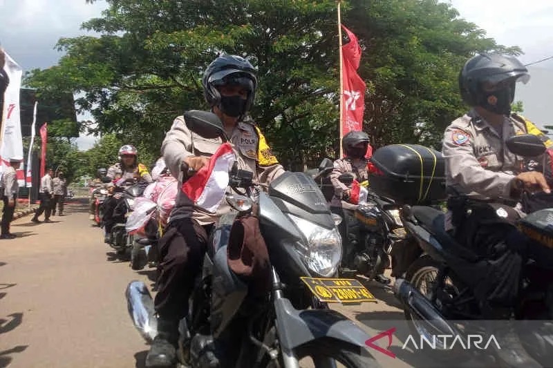 Anggota Polres Cirebon Kota saat membawa sembako dalam rangka memperingati HUT Ke-77 RI di Cirebon, Jawa Barat, Rabu (17/8/2022). ANTARA/Khaerul Izan