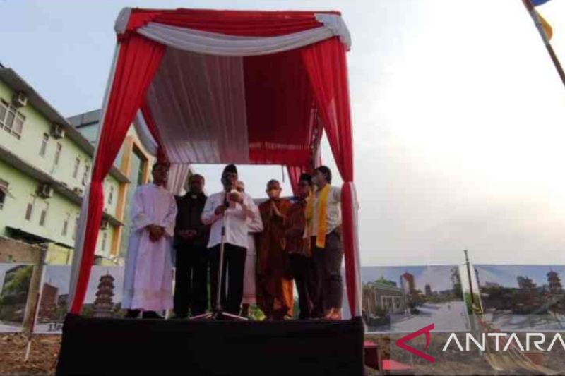 Perwakilan lintas agama mengapresiasi inisiatif pembangunan enam tempat ibadah dalam satu kompleks di Kawasan Jababeka, Kecamatan Cikarang Utara, Kabupaten Bekasi, Jawa Barat. (ANTARA/Pradita Kurniawan Syah)
