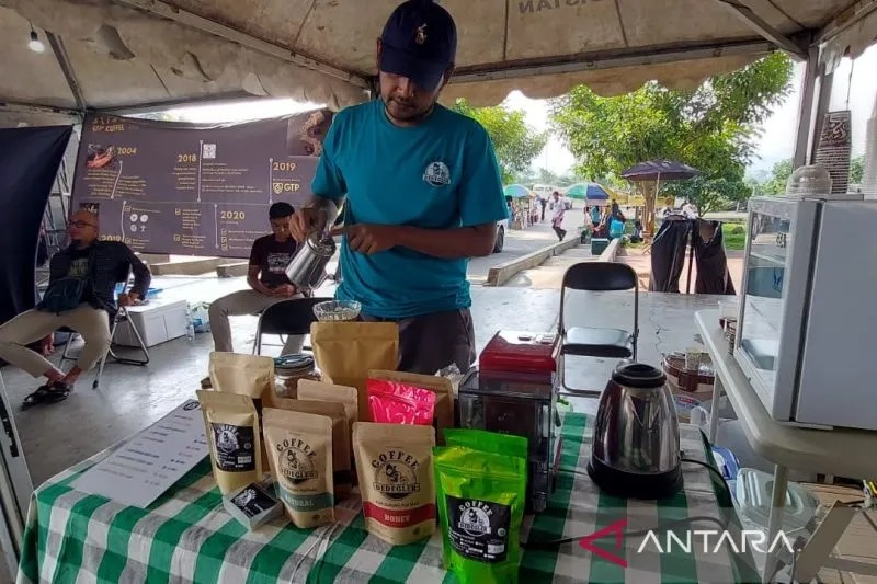 Pebisnis kopi menampilkan produknya pada acara Coffee Festival 2022 di Dome Balerame, Kabupaten Bandung, Jawa Barat, Rabu (24/8/2022). (ANTARA/Bagus Ahmad Rizaldi)