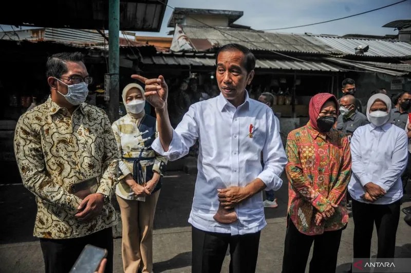 Presiden Joko Widodo (tengah) memberikan keterangan kepada awak media usai melakukan kunjungan di Pasar Cicaheum Bandung, Jawa Barat, Minggu (28/8/2022). Dalam kunjungan kerjanya di Bandung, Presiden Joko Widodo berkesempatan untuk membagikan bantuan kepa