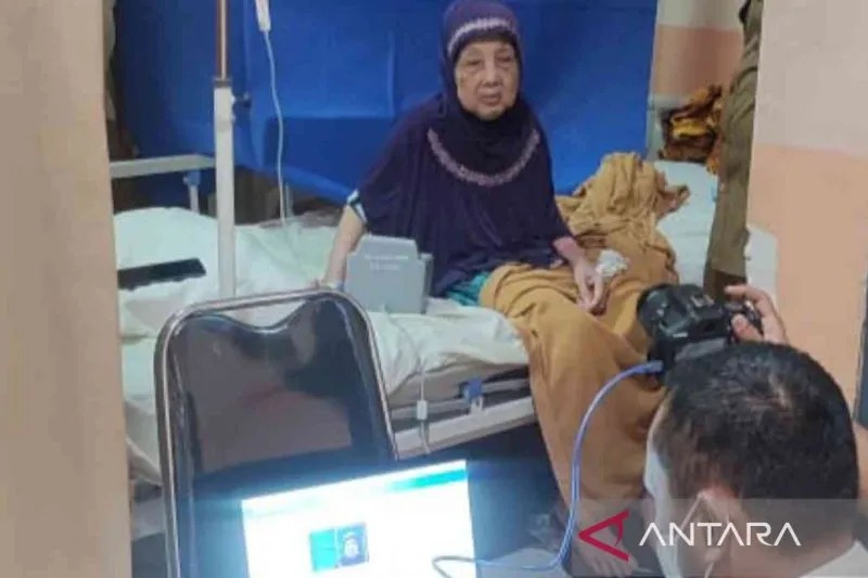 Petugas operator Disdukcapil Kota Bekasi, Jawa Barat, melakukan perekaman KTP elektronik kepada seorang pasien di kamar rawat inap RS Kartika Husada Bekasi, Selasa (30/8/2022). (ANTARA/Pradita Kurniawan Syah).