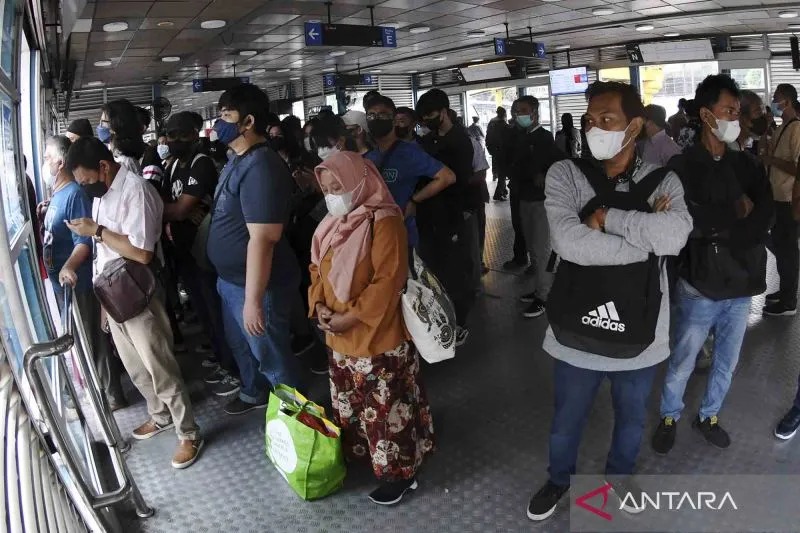 Penumpang menunggu bus TransJakarta di Halte Harmoni, Jakarta, Rabu (8/6/2022). Dinas Perhubungan DKI Jakarta menyiapkan tarif integrasi angkutan umum, antara lain Bus TransJakarta, kereta MRT, dan kereta LRT sebesar Rp10 ribu per penumpang yang rencanany