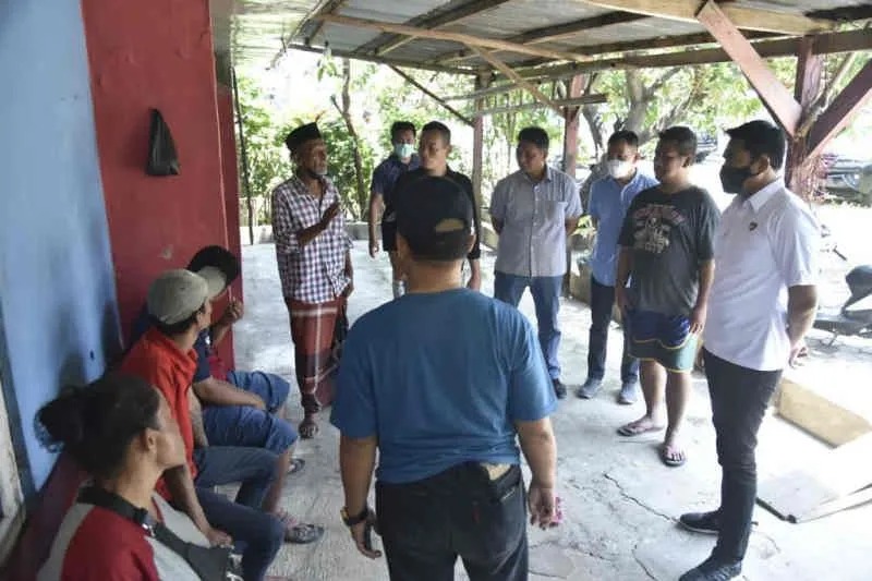 Petugas saat menggerebek penjual minuman keras di lingkungan sekolah dasar yang berada di Kabupaten Cirebon, Jawa Barat. (ANTARA/HO-Humas Polresta Cirebon)