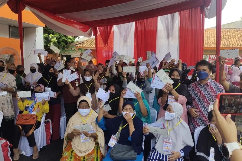 Jokowi Sebut Penyaluran BLT di Lapangan Berjalan Baik