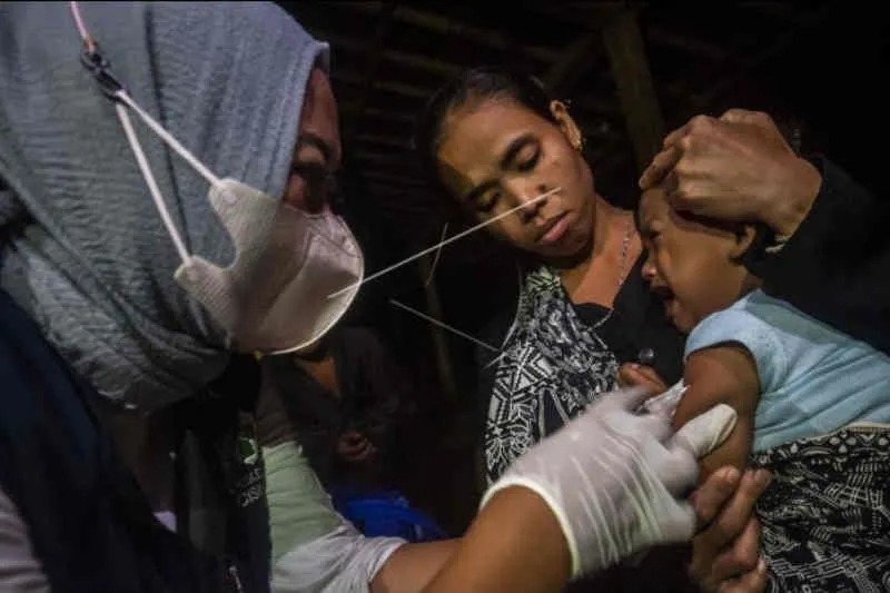 Bidan Puskesmas Cisimeut menyuntikkan vaksin campak kepada seorang anak Suku Baduy di Kampung Cisadane, Lebak, Banten, Jumat (26/8/2022). ?ANTARA FOTO/Muhammad Bagus Khoirunas/wsj)