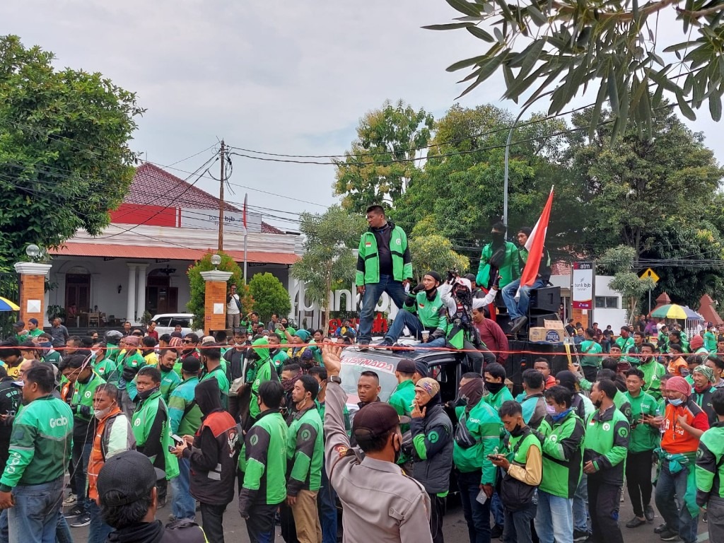 Para Ojol di Cirebon Unjuk Rasa Karena BBM Naik