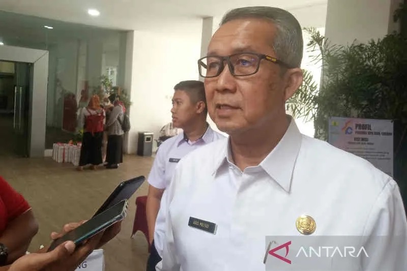 Sekretaris Daerah Kota Cirebon Agus Mulyadi memberi keterangan kepada media di Cirebon, Jawa Barat, Rabu (7/9/2022). (ANTARA/Khaerul Izan)