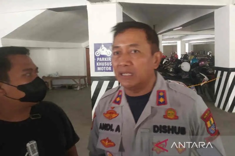 Kepala Dinas Perhubungan Kota Cirebon Andi Armawan memberi keterangan kepada media di Cirebon, Jawa Barat, Selasa (13-9-2022). ANTARA/Khaerul Izan
