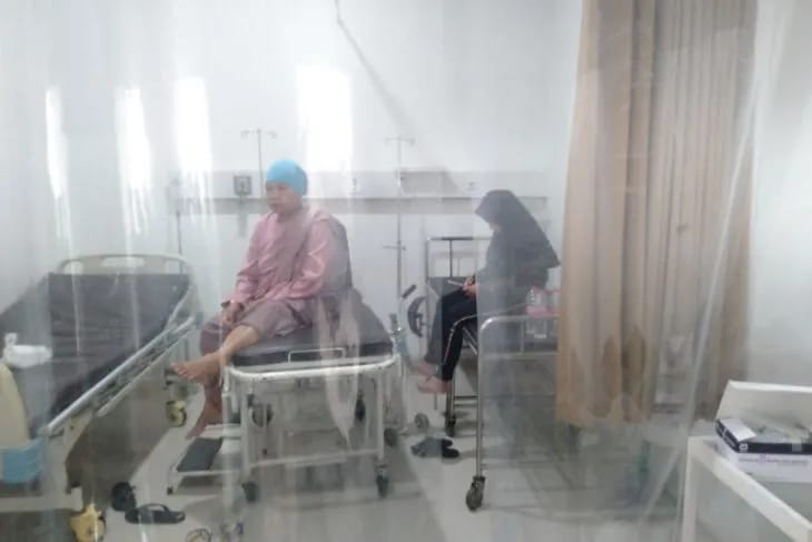 Warga korban diduga keracunan gas klorin PT Pindo Deli II Karawang. (ANTARA/Ali Khumaini)
