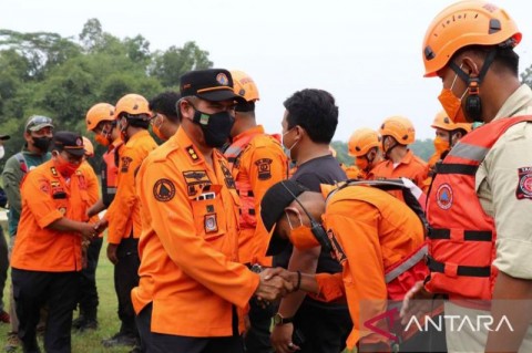 Kepala Bidang Pencegahan dan Kesiapsiagaan pada BPBD Kabupaten Bekasi, Muhammad Said, memimpin simulasi evakuasi mandiri bencana banjir di aluran Kalimalang beberapa waktu lalu. ANTARA/ Pradita Kurniawan Syah