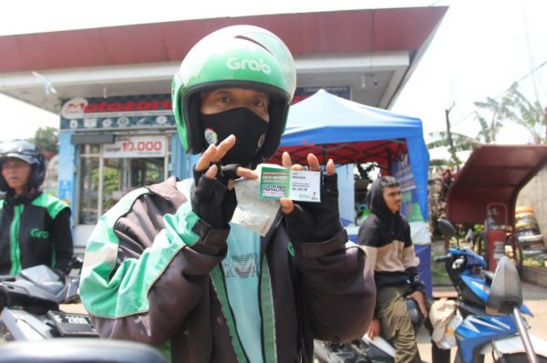 Relawan Sandi Uno Bagikan 500 Voucher BBM Murah pada Ojol di Jabar