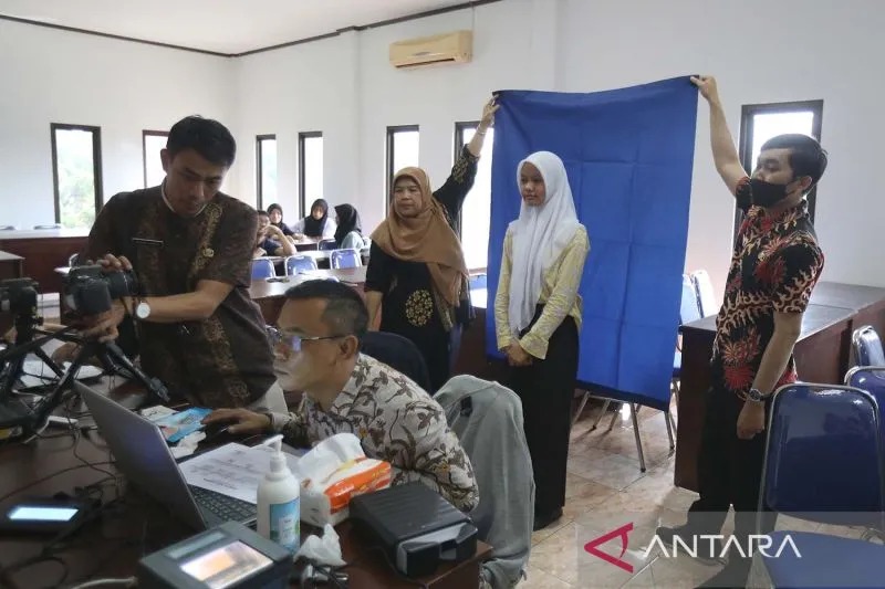 Ilustrasi - Petugas memotret seorang siswi saat mengikuti perekaman KTP elektronik di SMA Yapemri, Depok, Jawa Barat, Kamis (23/6/2022). ANTARA FOTO/Asprilla Dwi Adha/aww.