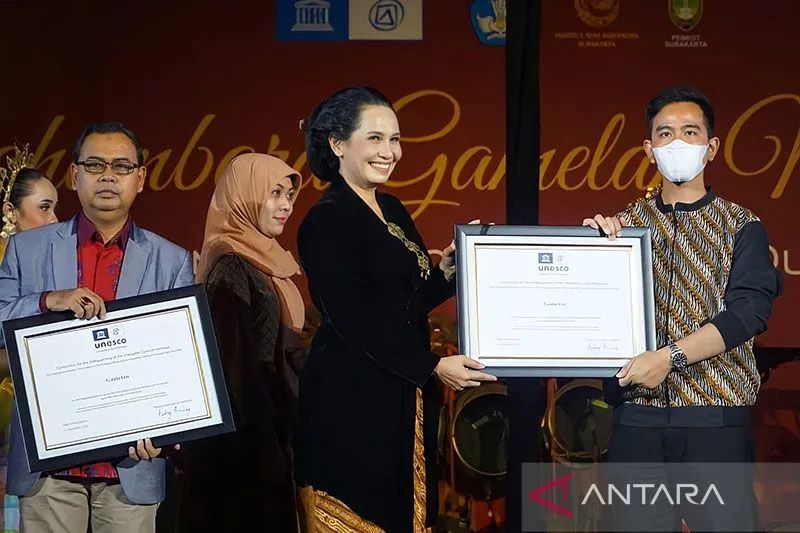 Arsip foto - Penyerahan sertifikat gamelan sebagai Warisan Budaya Takbenda (WBTb) dari United Nations Educational, Scientific and Cultural Organization (UNESCO) kepada masyarakat Indonesia sebagai pemilik budaya gamelan yang salah satunya diwakili oleh Wa