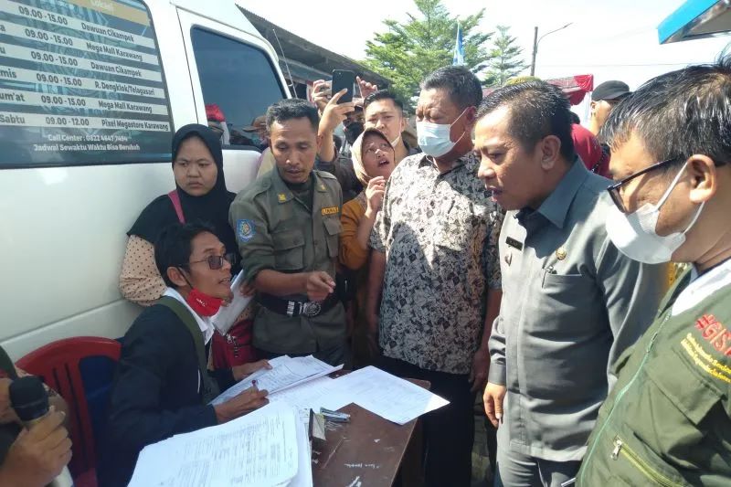 Ilustrasi Wakil Bupati Karawang Aep Syaepuloh (kedua dari kanan) saat meninjau pelayanan publik keliling. (ANTARA/Ali Khumaini/dok)