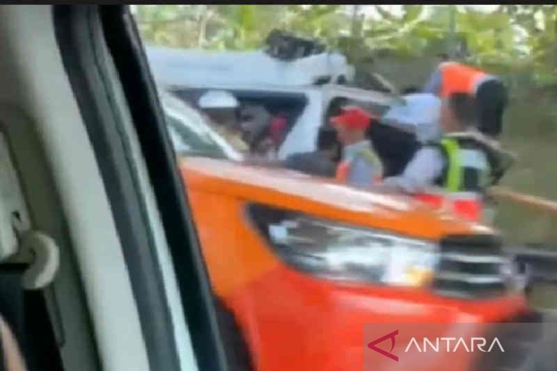 Tangkapan layar- Petugas saat mengevakuasi korban dari dalam minibus Elf yang mengalami kecelakaan di Jalan Tol Cipali Km 136 Indramayu, Jawa Barat, Senin (19/9/2022). ANTARA/Khaerul Izan