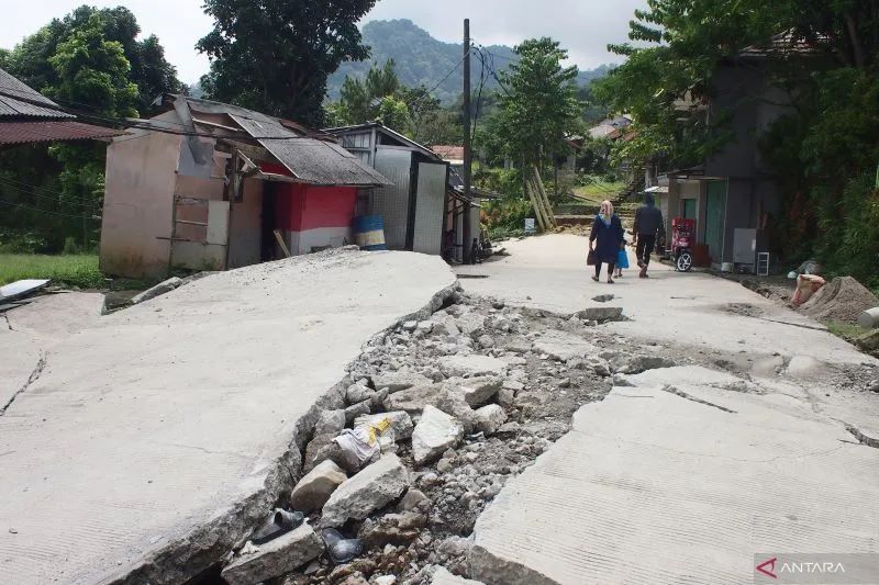 Kondisi lokasi bencana pergeseran tanah di Desa Bojongkoneng, Kecamatan Babakanmadang, Kabupaten Bogor, Jawa Barat. (ANTARA/M Fikri Setiawan)