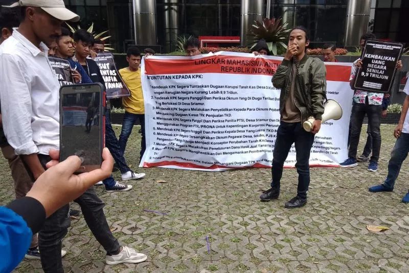 Aksi unjuk rasa Lingkar Mahasiswa Anti Korupsi (LMAK) di depan Gedung KPK, Jakarta, Senin (19-9-2022). ANTARA/HO-LMAK
