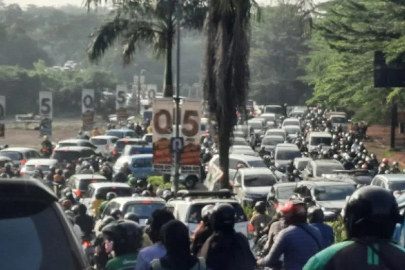 Jalan GDC yang rusak mengakibat kemacetan yang panjang terutama jam sibuk pagi hari. (ANTARA/Foto: Feru Lantara)