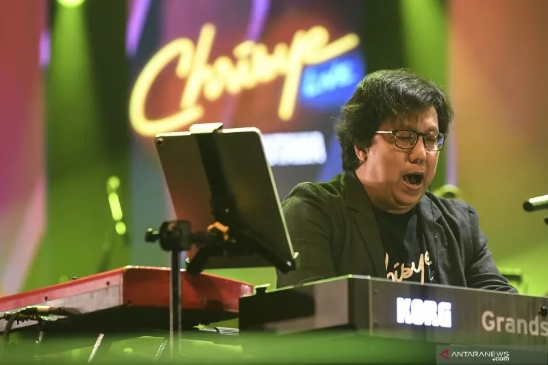 Arsip foto - Komponis Erwin Gutawa beraksi pada acara Jakarta International Java Jazz Festival 2020 di Jakarta, Jumat (28/2/2020). Pada panggung untuk mengenang penyanyi Chrisye tersebut Erwin Gutawa membawakan sejumlah lagu hits Chrisye di antaranya Hura