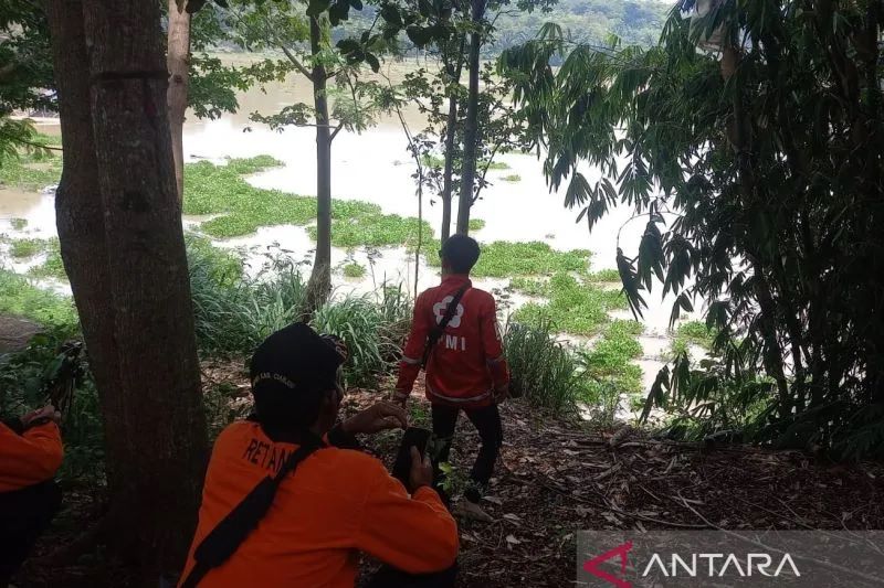 Relawan PMI bersama SAR gabungan BPBD Cianjur, Jawa Barat, melakukan penyusuran pinggiran Sungai Cisokan, Blok Nusa 2 untuk menemukan tubuh nenek Epon (83) yang dlaporkan hilang terbawa arus, Rabu (21/9/22).(ANTARA/Ahmad Fikri).