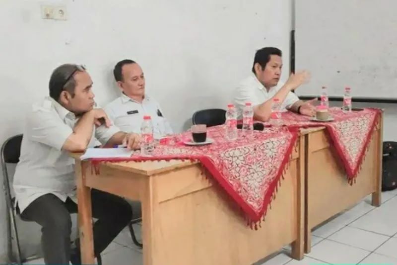 Pelaksana Tugas Dinas Sosial Karawang Ridwan Salam (ketiga dari kanan). (ANTARA/HO-Pemkab Karawang)