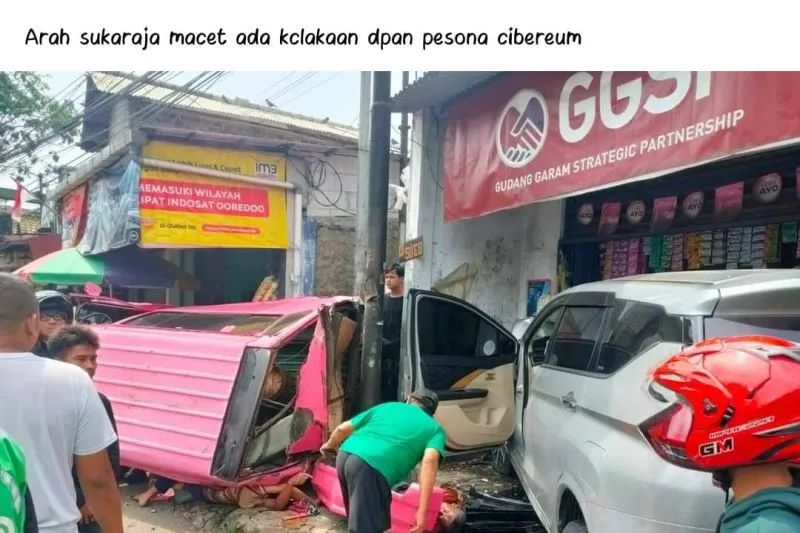 Kondisi angkot dan minibus usai bertabrakan di Jalan Raya R.A Kosasih, Desa/Kecamatan Sukaraja, Kabupaten Sukabumi, Jabar, Kamis (22/9/2022), yang mengakibatkan tiga korban meninggal dunia. (ANTARA/Aditya Rohman)