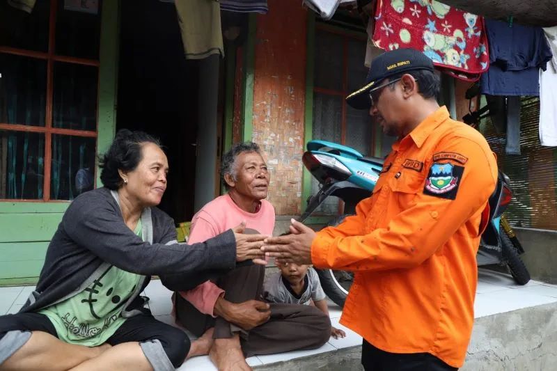 Wakil Bupati Garut Helmi Budiman meninjau daerah yang terdampak banjir di Kecamatan Pameungpeuk, Kabupaten Garut, Jawa Barat, Jumat (23/9/2022). (ANTARA/HO-Diskominfo Garut)