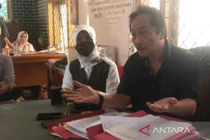 Kuasa Hukum tersangka kasus dugaan korupsi riol berinisial LT, Erdi Djati Soemantri (kanan) memberi keterangan kepada media di Cirebon, Jawa Barat, Senin (26/9/2022). ANTARA/Khaerul Izan