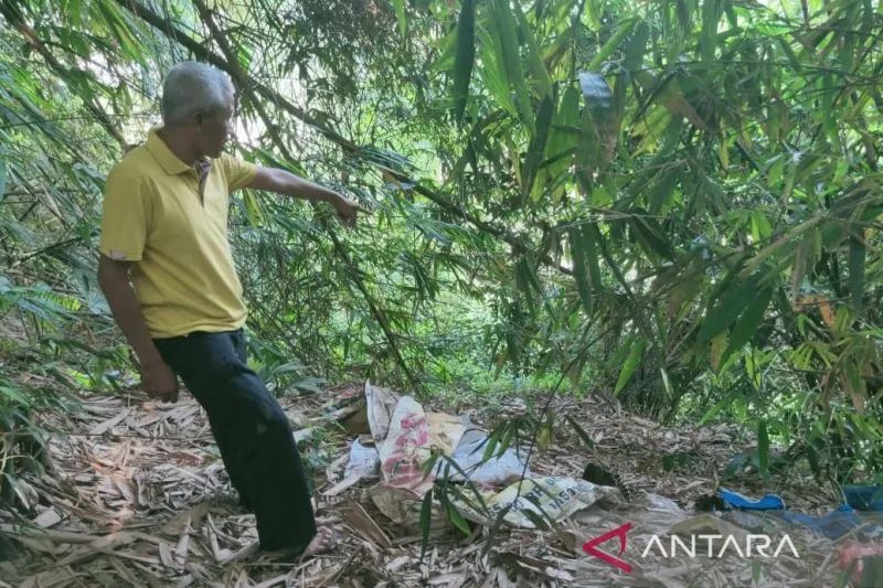 Warga menujukan lokasi penemuan nenek Epon (83) warga Desa Ciranjang, Kecamatan Ciranjang, Cianjur, Jawa Barat, yang dilaporkan hilang di pinggir Sungai Cisokan, Rabu (28/9/2022).(ANTARA/Ahmad Fikri).